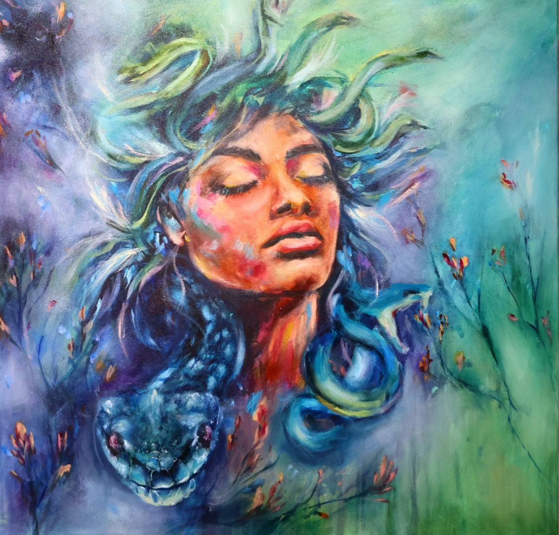 „Medusa“ — ein Kopf mit geschlossenen Augen, das Haar in blaugrüne, schlangenartige Strähnen aufgelöst.