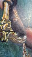Detail von „Justitia“: die goldene Waagschale mit der Feder, darunter die Hand der Figur und ein Kettenglied auf tiefem Türkis.