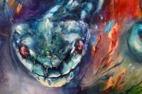 Detail von „Medusa“: der Kopf einer Schlange mit geöffnetem Maul in Blau- und Grüntönen.