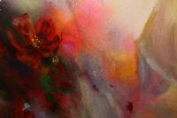 Detail von „Path of Trust“: eine dunkelrote Blüte mit goldenen Punkten vor einer hellen, rosé getönten Fläche.