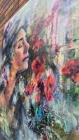„Power of the Moment“ schräg vor einer Ziegelwand; das Profil der Frau und die roten Blüten sind im flachen Winkel zu sehen.