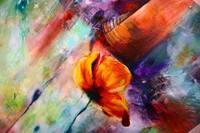 Detail von „Sieger“: eine orangefarbene Blüte, die sich vor hellen Grün- und Violetttönen öffnet.