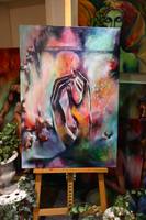 „Symphony of Strength“ auf einer Holzstaffelei im Atelier, dahinter weitere Leinwände an der Wand.